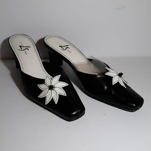 Life strides 8M black white pumps